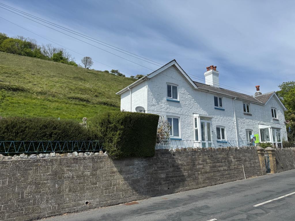Lot: 142 - COTTAGE WITH SEA VIEWS FOR INVESTMENT OR OCCUPATION - A Front View of the Cottage